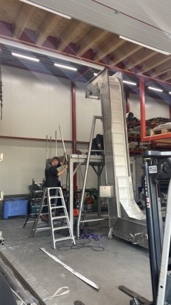 FULL AUTOMATIC WEIGHING AND BAGGING LINE